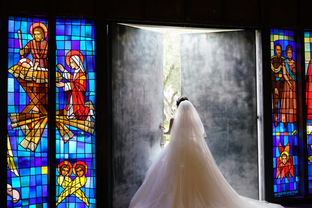 教会のドアを開ける花嫁