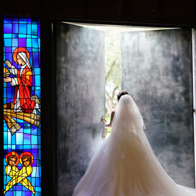 教会のドアを開ける花嫁