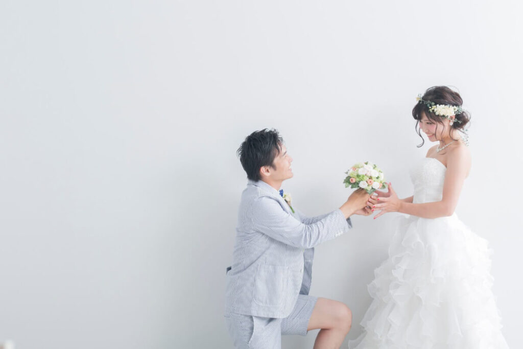 ブーケを花嫁に差し出す花婿