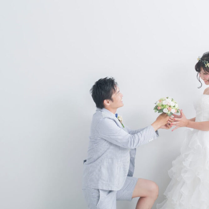 ブーケを花嫁に差し出す花婿