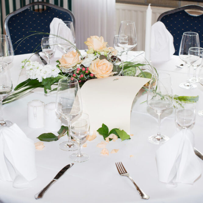 結婚式場の座卓
