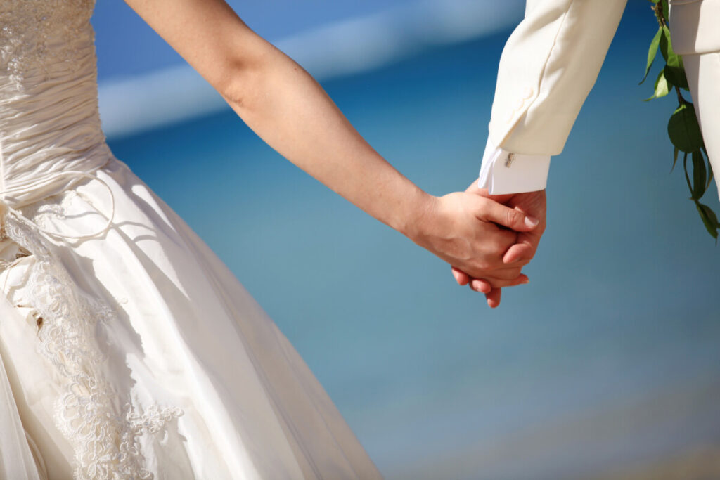 海外ウェディングをするカップル