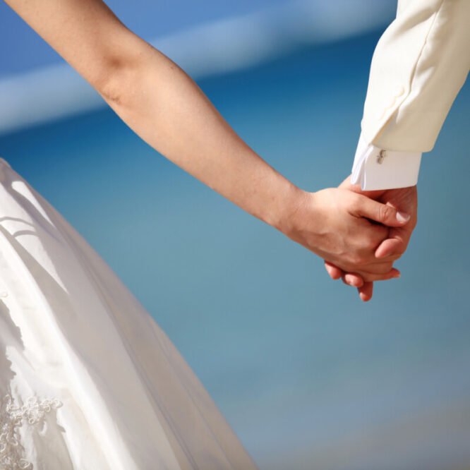 海外ウェディングをするカップル