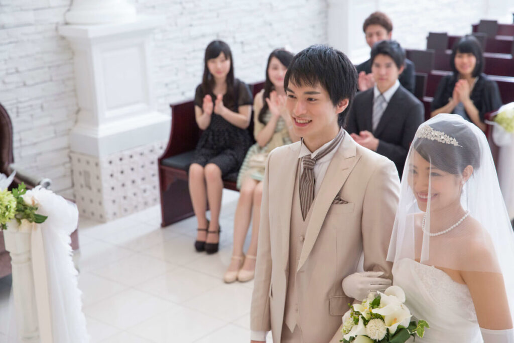 結婚式を挙げるカップル