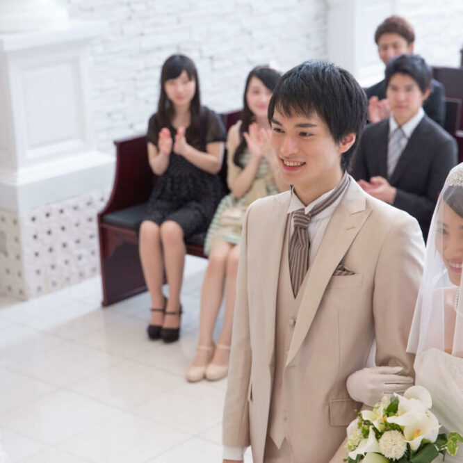 結婚式を挙げるカップル