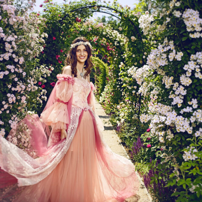 ピンクのドレスを着た女性