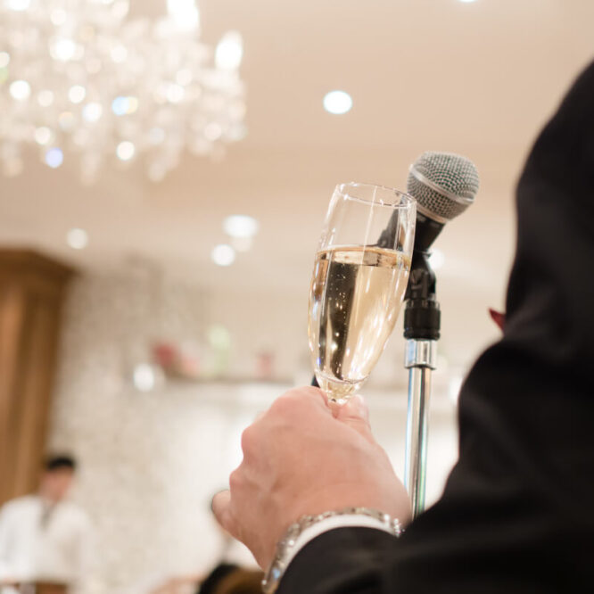 乾杯のスピーチをする人