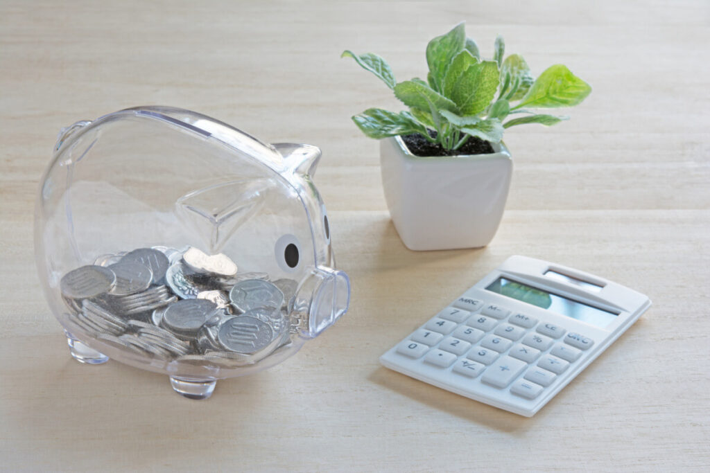 透明の貯金箱と電卓