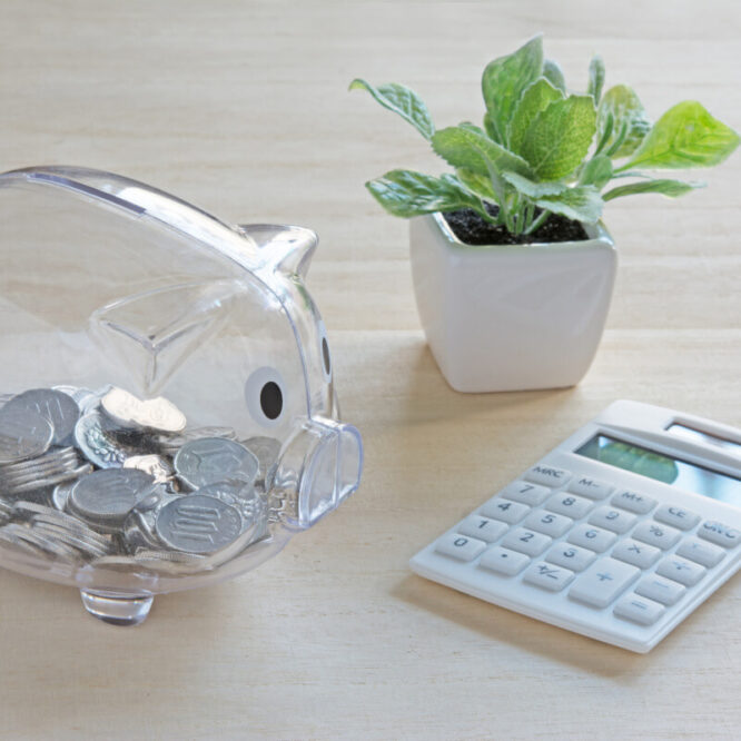 透明の貯金箱と電卓
