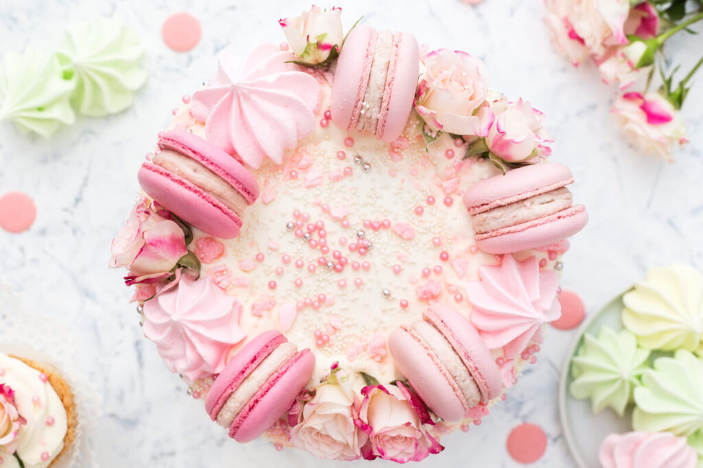 白とピンクを基調としたウエディングケーキ