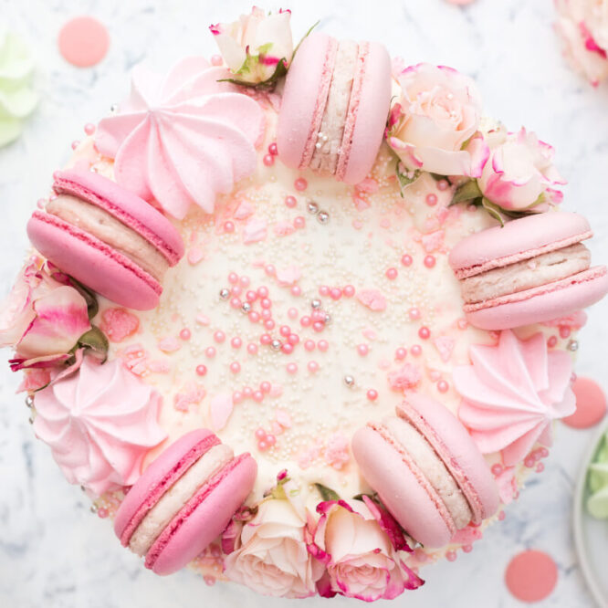 白とピンクを基調としたウエディングケーキ