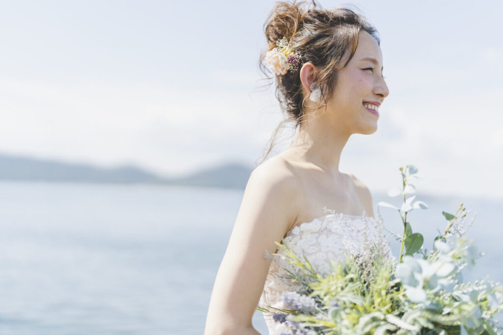 ウエディングドレスを着た女性