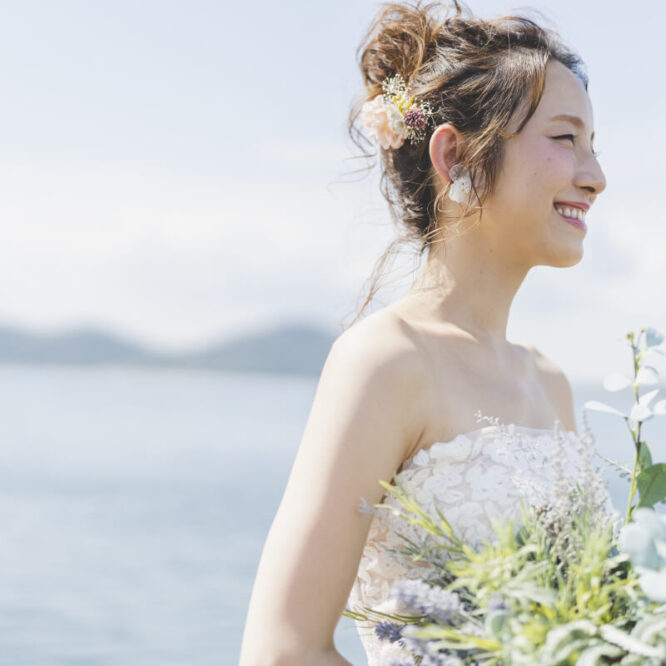 ウエディングドレスを着た女性